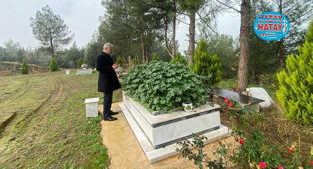 Öntürk babasının mezarını ziyaret etti